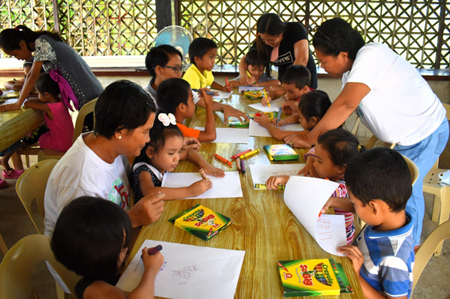 Parent-child bonding time at the Iloilo Family House, Philippines ©Cameleon