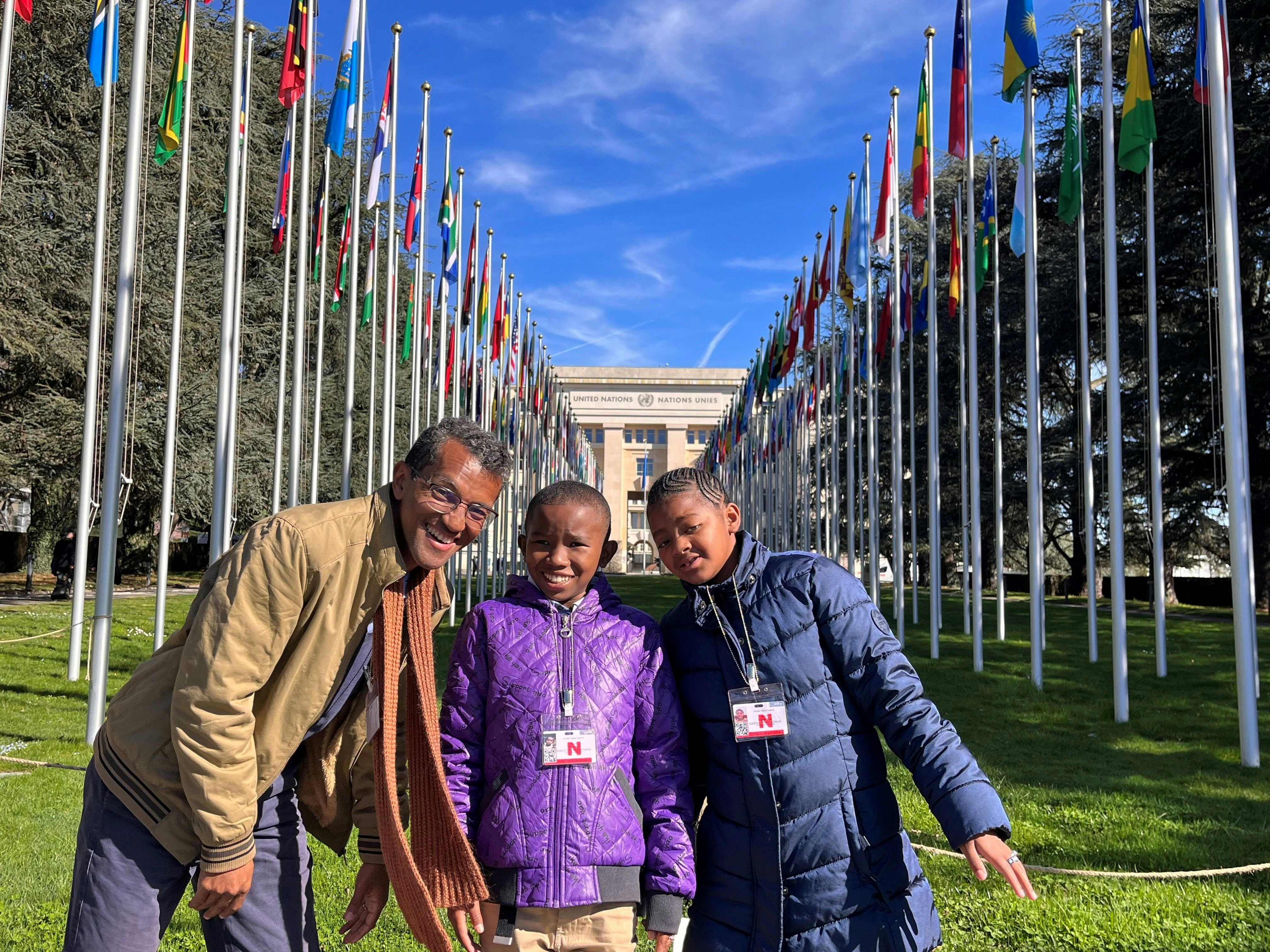 Malagasy children Ronaldo and Elia in front of the UN ©Apprentis d’Auteuil